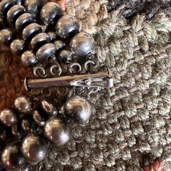 Beautiful sterling silver Navajo pearl bracelet—7 inches - Picture 3 of 8